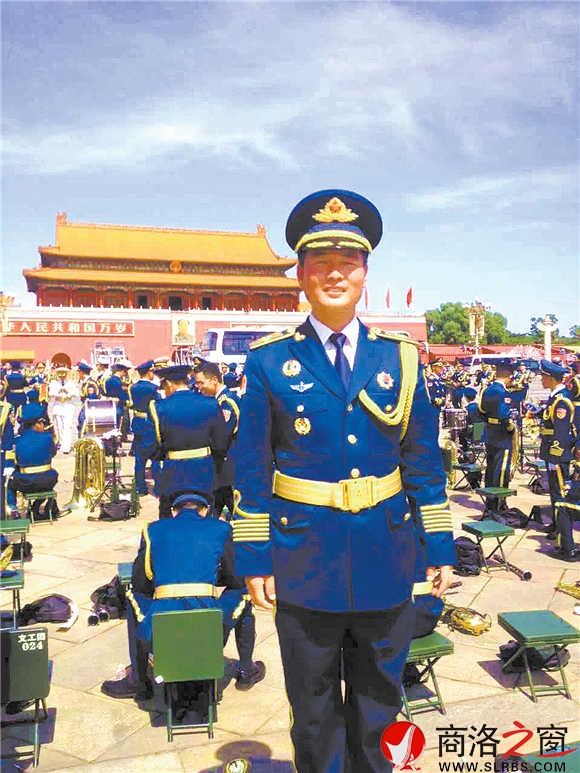 閱兵結(jié)束后，陳沖趕緊讓戰(zhàn)友為自己拍照留念，把這一激動時刻永遠(yuǎn)定格。