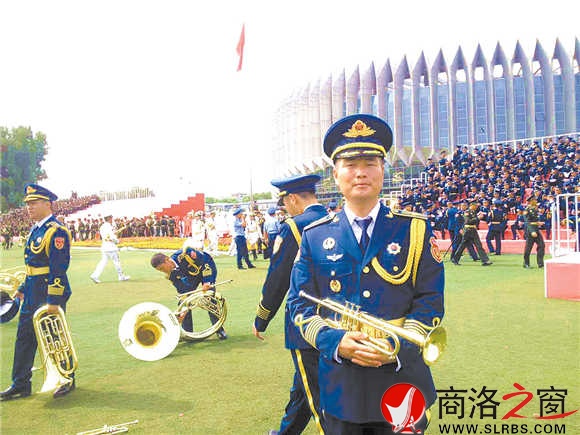 陳沖在閱兵村參加合唱團(tuán)合練。