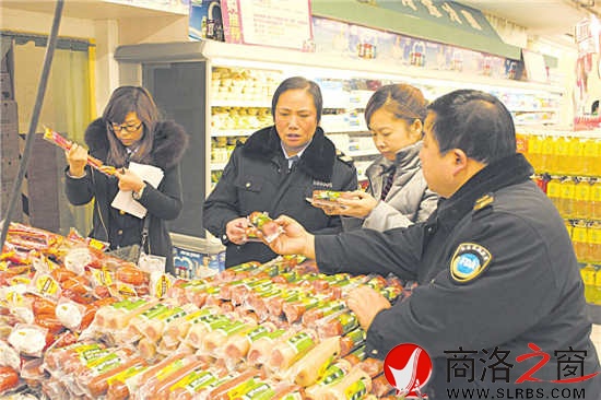 市食品藥品監(jiān)督管理局副局長、市食品藥品監(jiān)察支隊隊長趙宏俠帶隊在超市檢查食品安全。