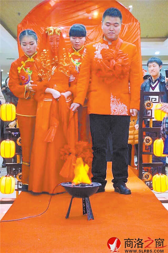 新娘跨火盆、過馬鞍，一生平平安安。